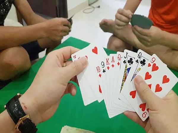 Người chơi lần lượt ra bài và đánh chặn để làm giảm số bài trong tay