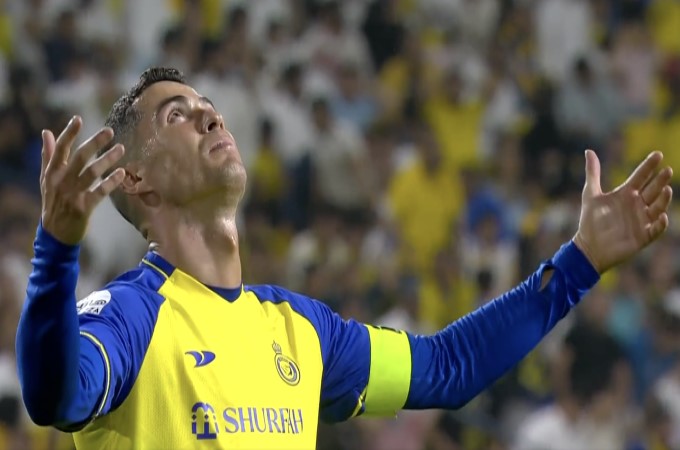 Al Nassr thua Ronaldo đổ lỗi do sân cỏ