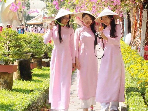 Nằm mơ thấy áo dài báo hiệu điềm gì thú vị
