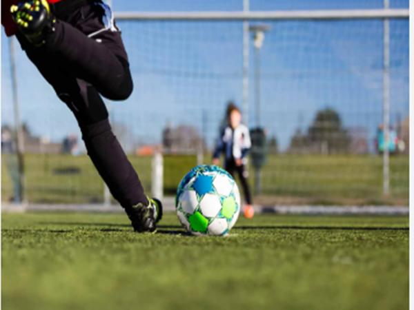 Hướng dẫn cách sút bóng mạnh và chính xác cho người mới