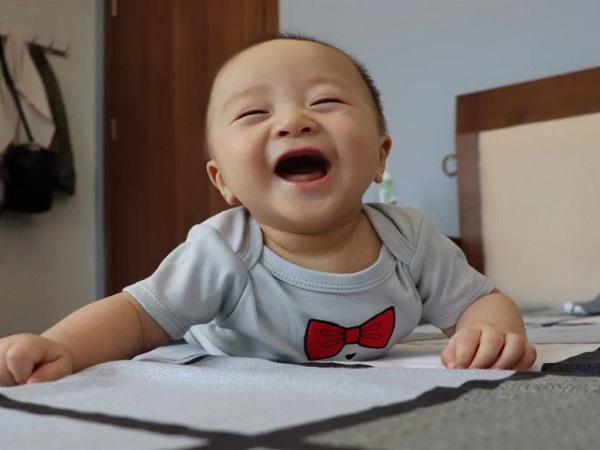 Giải mã chi tiết các giấc mơ thấy em bé cười