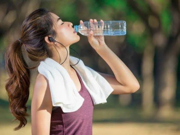 Nằm mơ thấy uống nước điềm gì, giải mã giấc mơ chi tiết